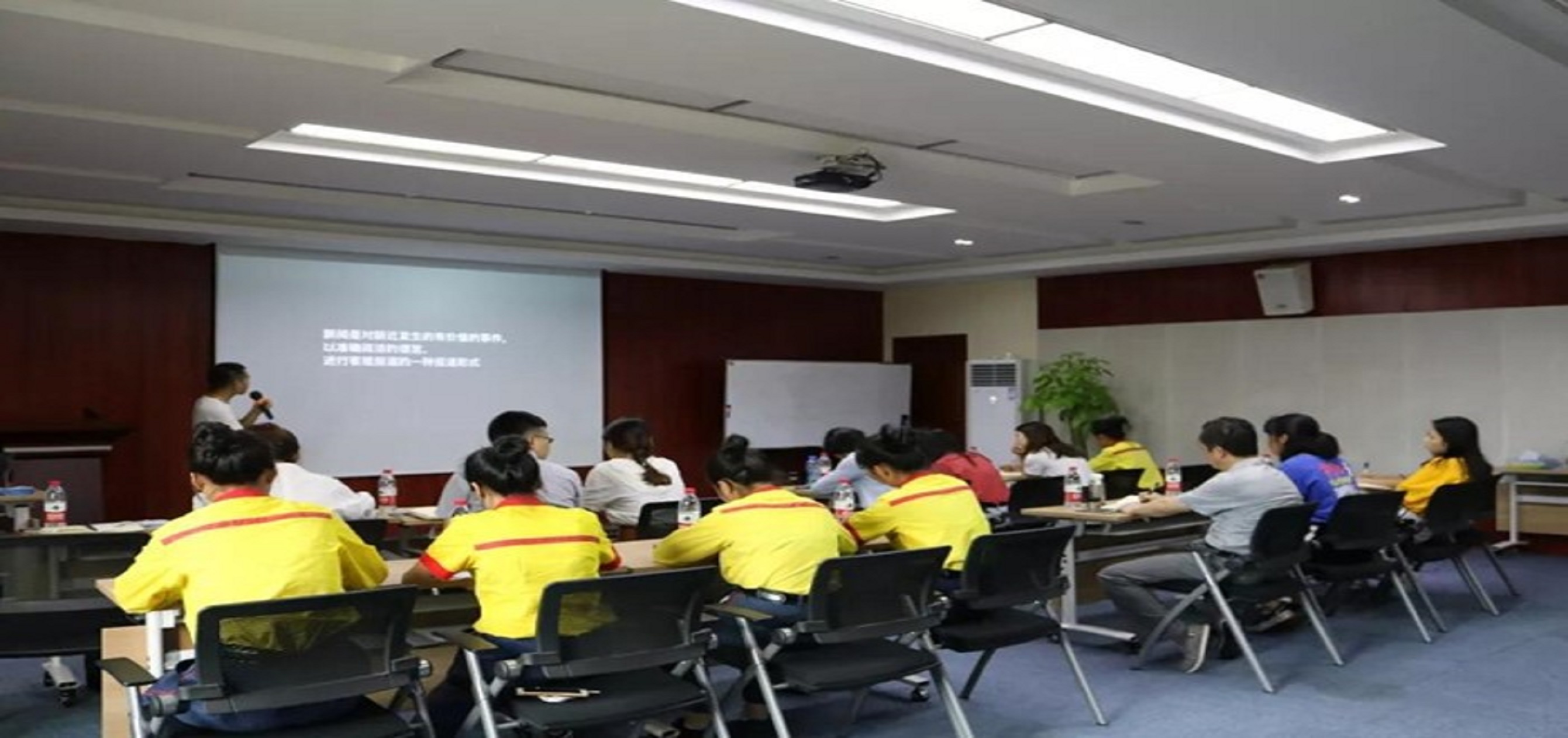 集團(tuán)開展新聞寫作與拍攝培訓(xùn)，為記者"加油充電"