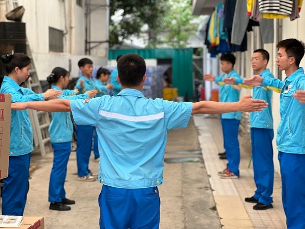 悅凱加油站負責(zé)人張碧富組織員工進行手勢培訓(xùn)